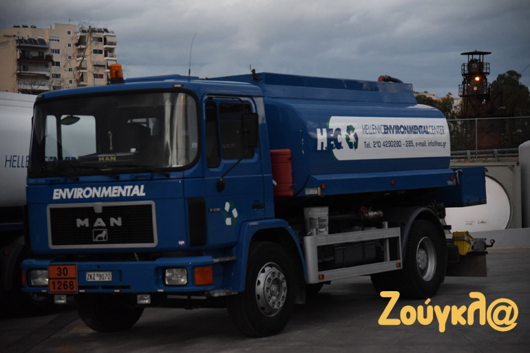 Τα φορτηγά της εταιρείας που μεταφέρουν τα επεξεργασμένα κατάλοιπα