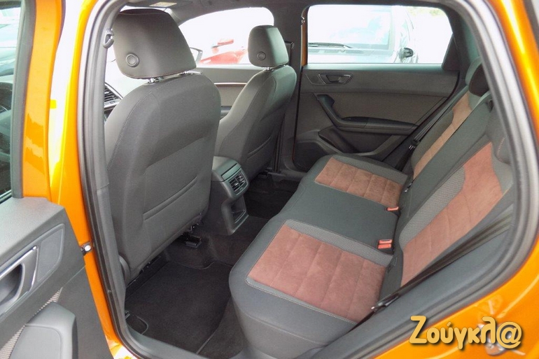 Μεγάλοι οι χώροι και για τους πίσω επιβάτες...