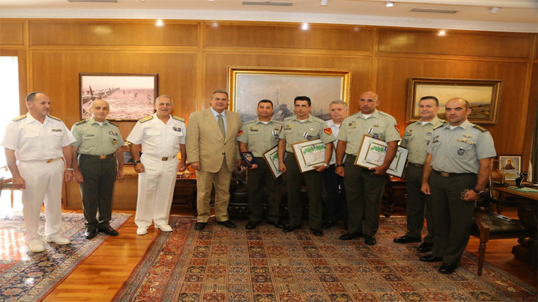 Παράσημα στους ΕΠΟΠ που απεγκλώβισαν τον χειριστή του Απάτσι