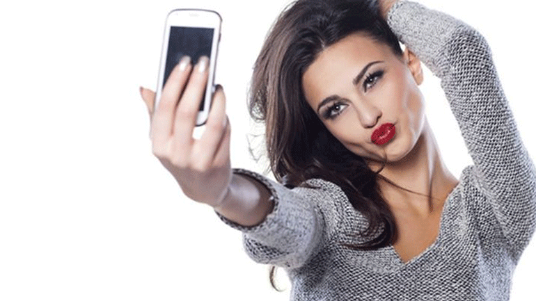 Οι selfies κάνουν κακό στο δέρμα – Δείτε πώς να το αντιμετωπίσετε