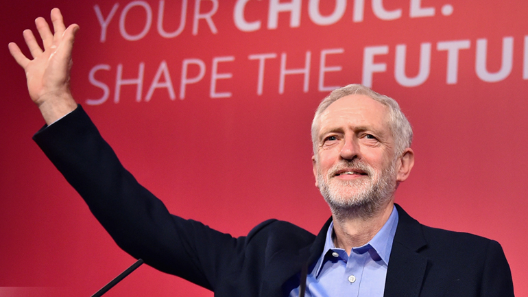 Παραμένει στην ηγεσία των Εργατικών