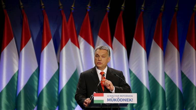 Ο Όρμπαν προτείνει «μια γιγάντια προσφυγική πόλη» στα παράλια της Λιβύης