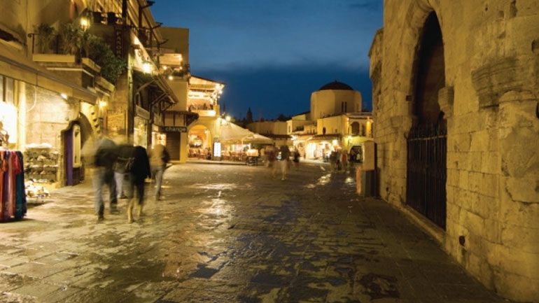 «Χρυσές» πλήρωσαν δύο μπύρες σε μπαρ ελληνικού νησιού!