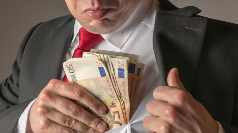 Έταζε δουλειές στο εξωτερικό και αποσπούσε χρήματα από ανέργους