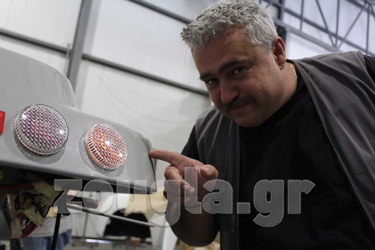 O Ηλίας Γαγανέλης μάς κρατά σε αγωνία και μας... δείχνει μόνο ένα μέρος του αυτοκινήτου!