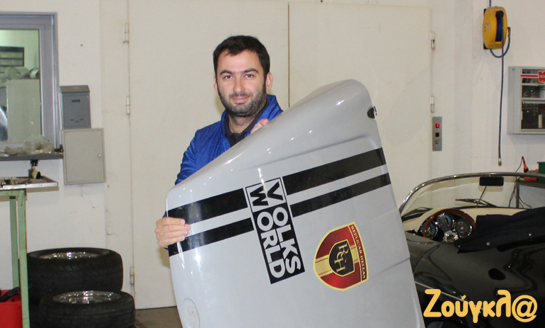 Αγκαλιά με ένα καπό αυτοκινήτου της Replicar Car Hellas (κρίμα που δεν το πήρα!!!)