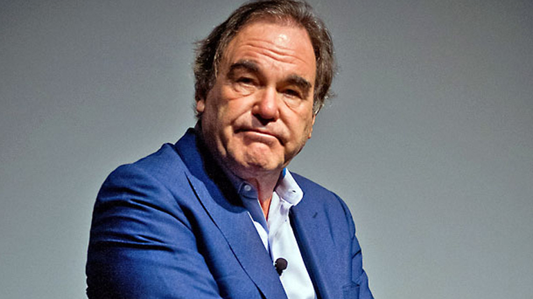 Όλιβερ Στόουν: «Οι Αμερικανοί έχουν να επιλέξουν μεταξύ μιας πολεμοχαρούς κι ενός τρελού»