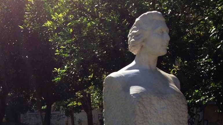 Βανδάλισαν την προτομή της Λέλας Καραγιάννη στο Πολυτεχνείο