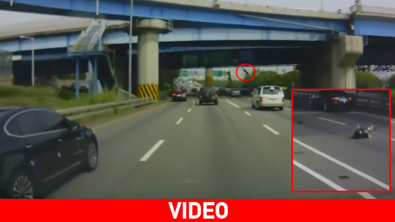 Μοτοσικλετιστής πέφτει από γέφυρα σε κεντρική λεωφόρο