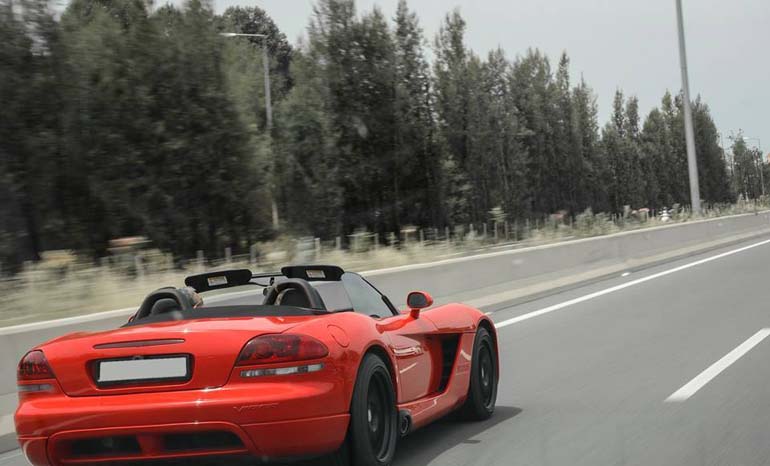 Το Viper είναι ένα καθαρόαιμο αντρικό αυτοκίνητο χωρίς ηλεκτρονικά συστήματα και φρου φρου... Με μοτέρ πάνω από 8.000 κ.εκ. και 550 άλογα σίγουρα θέλει 'χέρια' για να το απολαύσεις! 