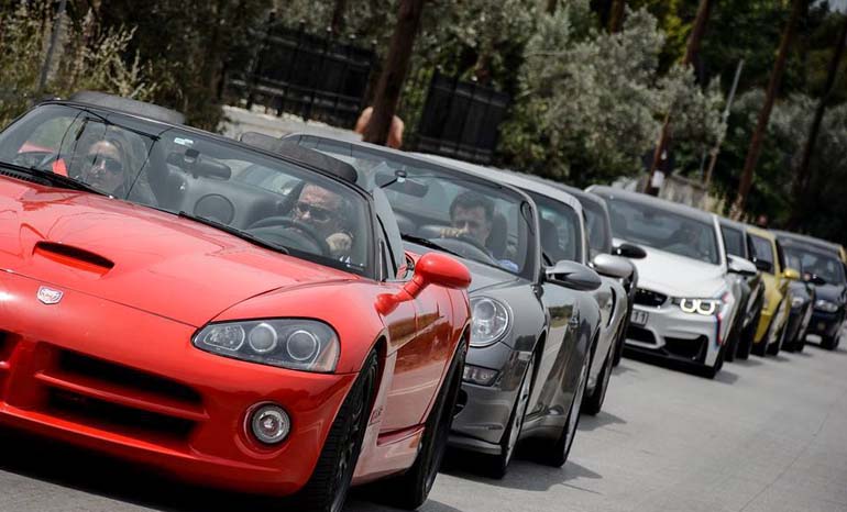 Κόκκινο της φωτιάς το Dodge Viper, το οποίο ακολουθεί μία Porsche...