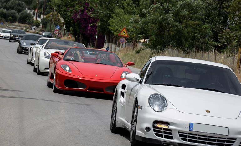 Βόλτα με super cars χωρίς Ferrari γίνεται; Δεν γίνεται!