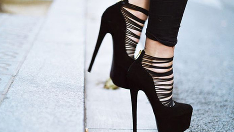 Δείτε πώς «ισορροπούν» οι Ιταλίδες πάνω στις γόβες τους