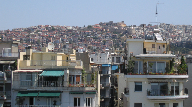 Θεσσαλονίκη: Οι πρώτοι 27 πρόσφυγες εγκαταστάθηκαν σε διαμερίσματα