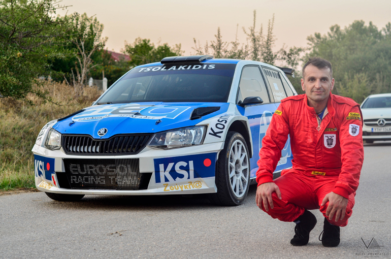 Το αυτοκίνητο που έτρεξε ο Σωκράτης Τσολακίδης στο ράλι ΔΕΘ. Όπως θα δείτε δεν ξέχασε να βγάλει από τη φόρμα του τα σήματα της ομάδας!