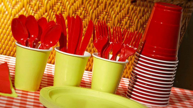 Η Γαλλία απαγορεύει τα πλαστικά πιάτα, ποτήρια και μαχαιροπήρουνα!