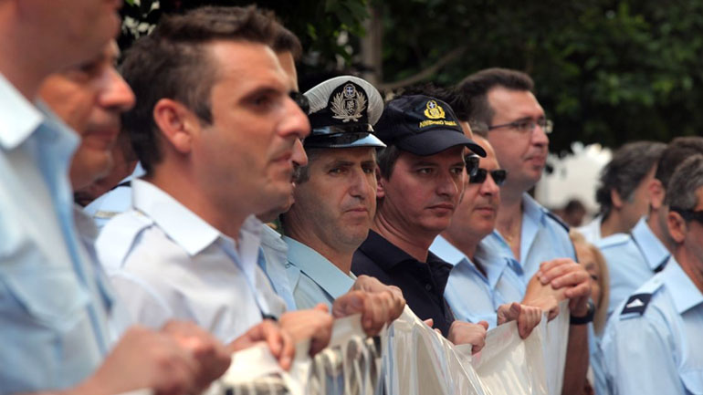 Συγκέντρωση διαμαρτυρίας ενστόλων έξω από το υπουργείο Εθνικής Άμυνας