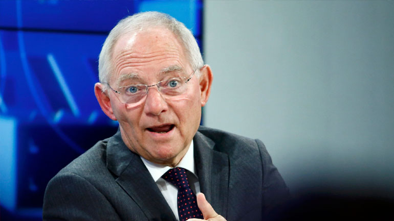 Ο Σόιμπλε αναθερμαίνει τη συζήτηση για τα επιτόκια