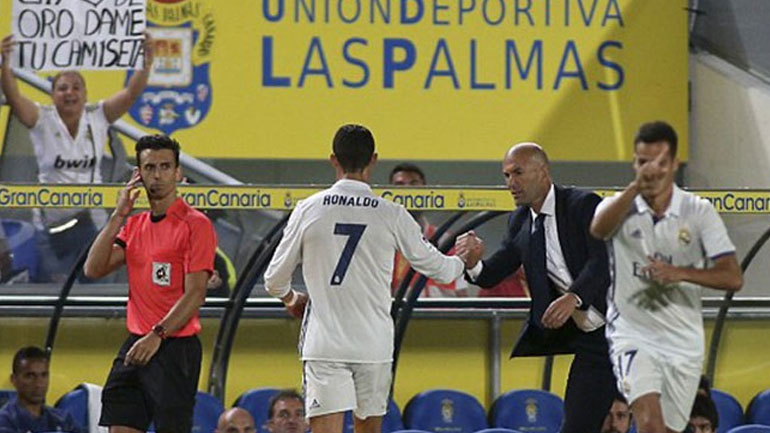 Ζιντάν: «Τα πάντα είναι φυσιολογικά στη σχέση μου με τον Ρονάλντο» Ζιντάν: «Τα πάντα είναι φυσιολογικά στη σχέση μου με τον Ρονάλντο»