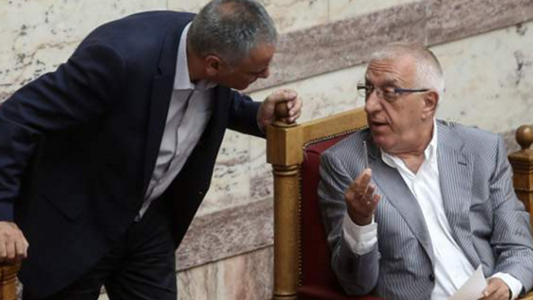 Επεισόδιο μεταξύ του Ν. Κακλαμάνη και του Π. Σκουρλέτη κατά την ψηφοφορία για τα προαπαιτούμενα