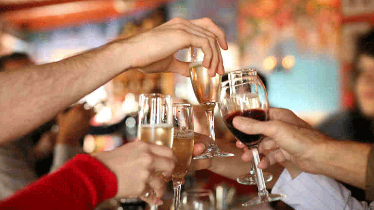 Άτομα με μέτρια κατανάλωση αλκοόλ βρίσκονται σε μικρότερο κίνδυνο από εκείνους που απέχουν Άτομα με μέτρια κατανάλωση αλκοόλ βρίσκονται σε μικρότερο κίνδυνο από εκείνους που απέχουν