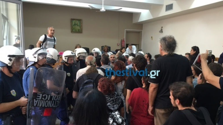 Ένταση στα δικαστήρια Θεσσαλονίκης για τον πλειστηριασμό κατοικίας πολύτεκνης οικογένειας