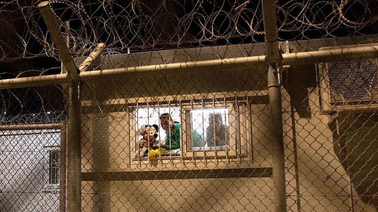 Λέσβος: Περιοριστικοί όροι στους τέσσερις ανήλικους βιαστές