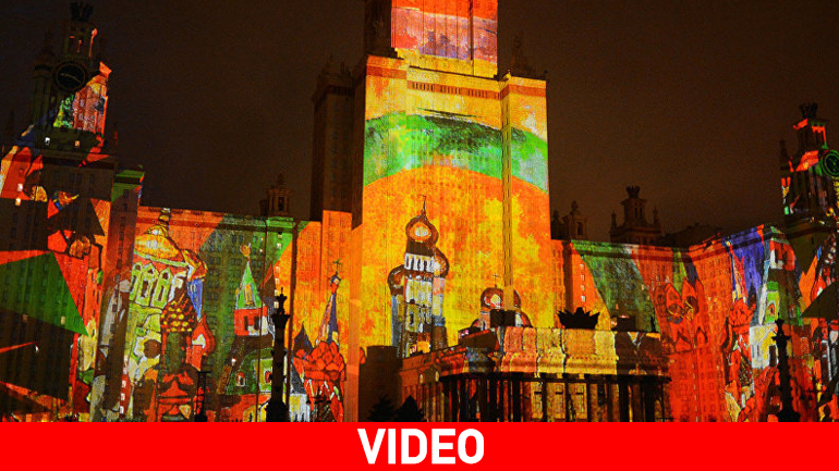 Πανδαισία χρωμάτων στον ουρανό της Μόσχας