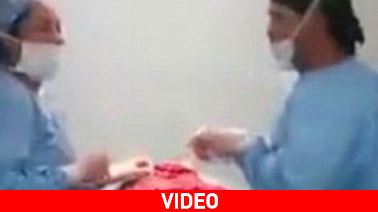 Γιατροί χορεύουν πάνω από ασθενή κρατώντας τα όργανα στα χέρια