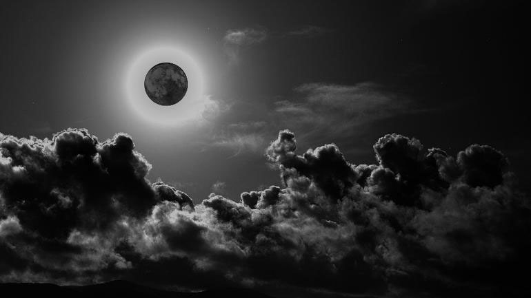 Δεν θα δούμε το «μαύρο» φεγγάρι στην Ελλάδα και… δεν θα καταστραφεί ο κόσμος