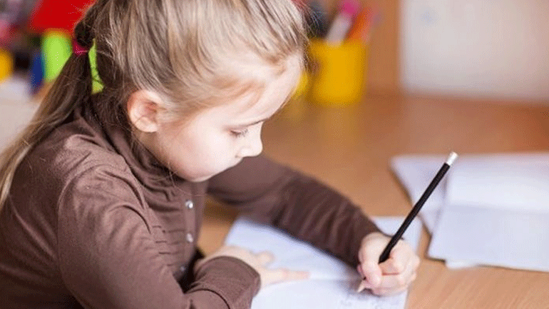 Όταν το παιδί γράφει με το αριστερό χέρι