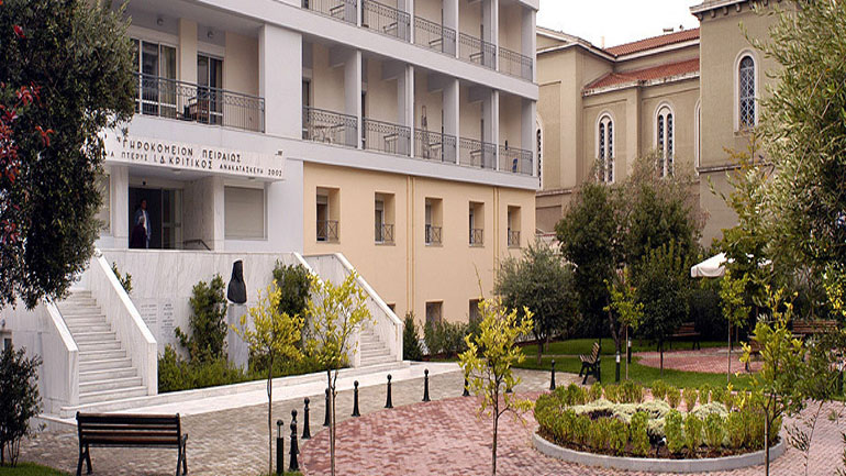 “Παρέμβαση”  του Ρουβίκωνα στο Γηροκομείο Πειραιά για το κάπνισμα