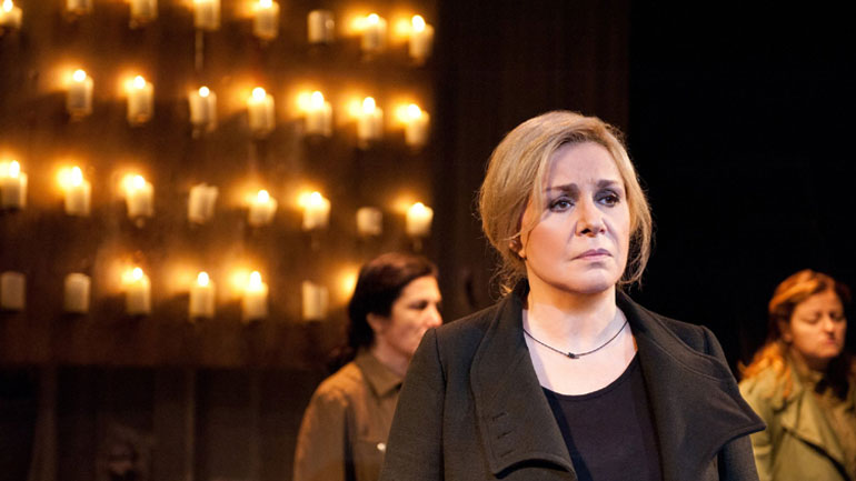 «Πού είναι η μάνα σου μωρή» της Δήμητρας Πέτρουλα στο θέατρο Vault