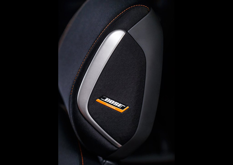 Ηχεία BOSE σπου έχουν τοποθετηθεί στο προσκέφαλο του καθίσματος!