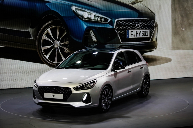 Τη νέα γενιά του i30 παρουσίασε η Hyundai...