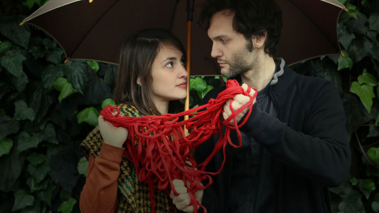 Η παράσταση  «Ως την Άκρη της Κλωστής» επανέρχεται στη σκηνή της Αθηναΐδας