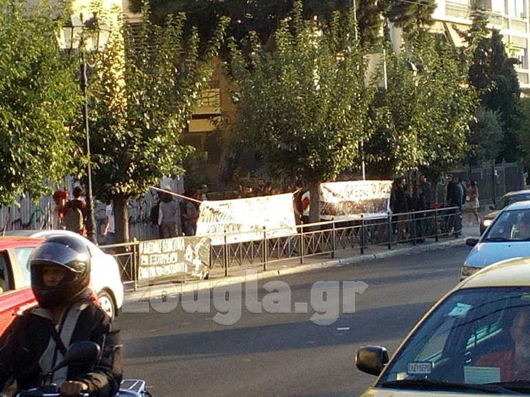 Οι συγκεντρωμένοι με πανό απέναντι από την πρεσβεία