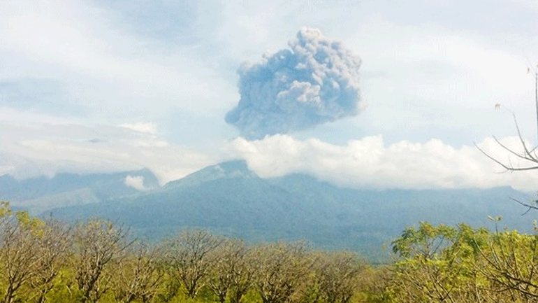 Ινδονησία: Αγνοούνται 13 εκδρομείς μετά την έκρηξη ηφαιστείου