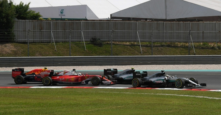 Λίγο μετά την εκκίνηση και η επαφή του Vettel αποδεικνύεται καταστροφική...