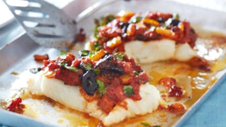 Μπακαλιάρος στο φούρνο με ντομάτα και ελιές Μπακαλιάρος στο φούρνο με ντομάτα και ελιές