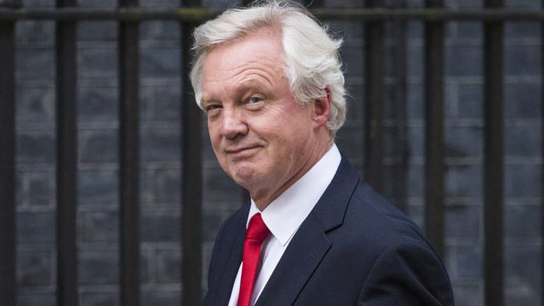 Ντέιβις: Η Βρετανία και η Ε.Ε πρέπει από κοινού να αντισταθούν στις εμπορικές επιθέσεις