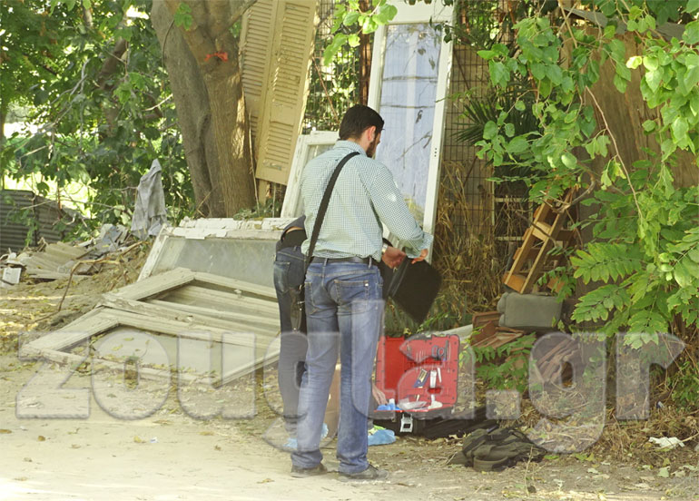 Αστυνομικοί ερευνούν τον χώρο