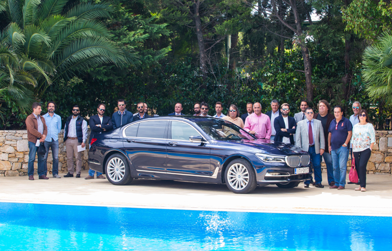 Αναμνηστική φωτογραφία δημοσιογράφων αυτοκινήτου με τη νέα BMW Series 7 plug in hybrid