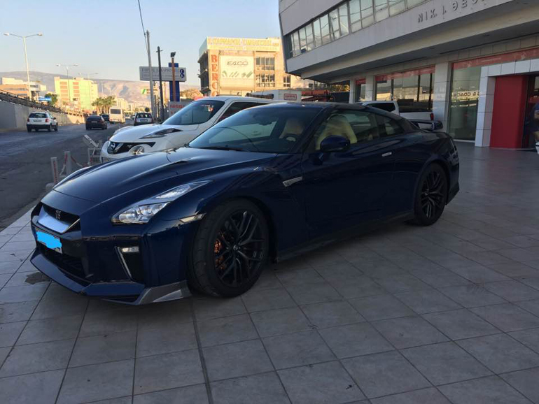 Έξω από την ελληνική εισαγωγική εταιρεία Nissan Νικ. Ι. Θεοχαράκης...