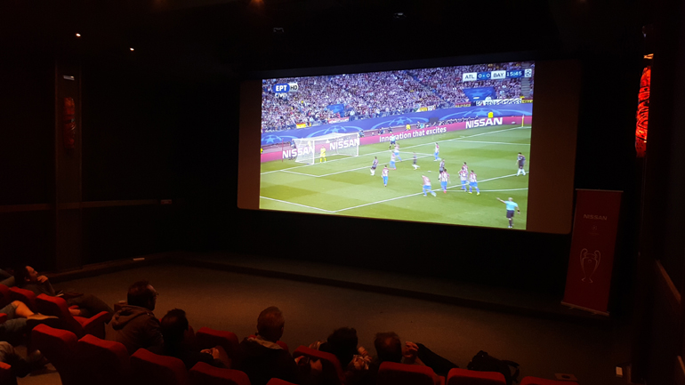 Άλλη αίσθηση να βλέπεις ποδοσφαιρικό αγώνα σε γιγαντοοθόνη!