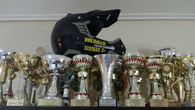 Το zougla.gr είναι παντού!!! Ακόμα και στους αγώνες Jet Ski... Το κράνος από τον διακεκριμένο (βλέπετε άλλωστε και τα κύπελλα) αναβάτη Τάσο Σχοινά!