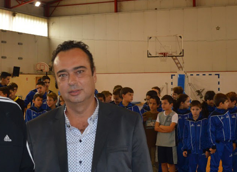 Ο Αντιδήμαρχος Δημήτρης Λαλές δείχνει αρνητικός στο να παραχωρήσει το χώρο και σε άλλα σωματεία με την αιτιολογία πως δεν υπάρχουν ώρες. Γιατί άραγε δεν τις μοιράζει και εξυπηρετεί μονόπλευρα ένα μόνο σωματείο;