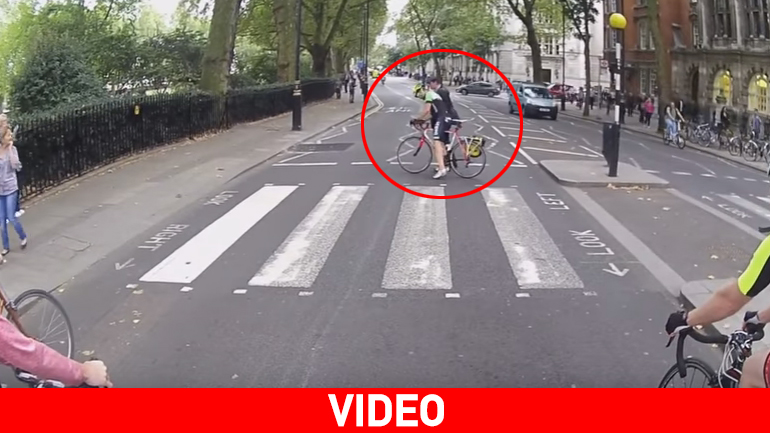 Λονδίνο: Μαινόμενος πεζός πηγαίνει… καροτσάκι ποδηλάτη