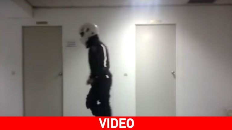 Αστυνομικός ΔΙΑΣ (;) κάνει το moonwalk και γίνεται viral