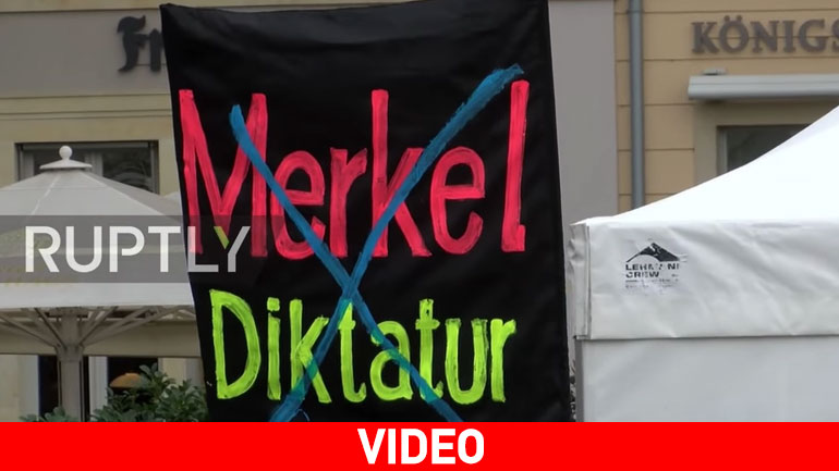 Μέλη του PEGIDA γιούχαραν τη Μέρκελ